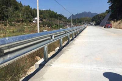 guarda-corpo da rodovia