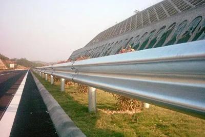 guarda-corpo da rodovia