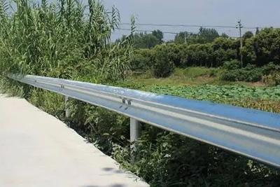 guarda-corpo da rodovia