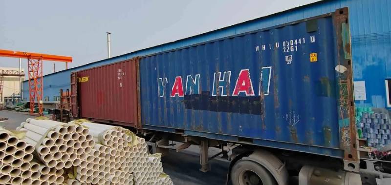 Viga de guarda-corpo embalada pronta para envio Packed guardrail beam ready to ship