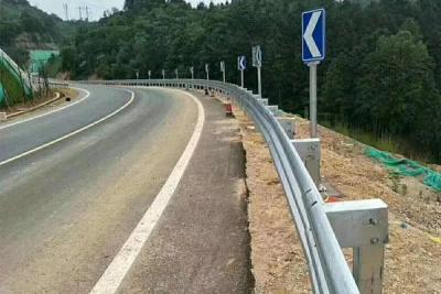 guarda-corpo da rodovia