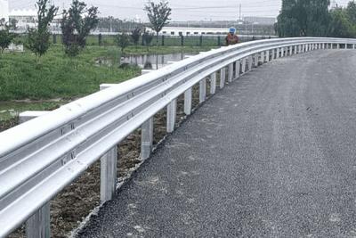 guarda-corpo da rodovia