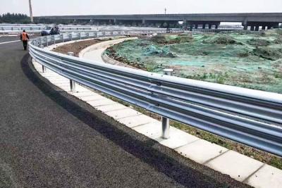 guarda-corpo da rodovia