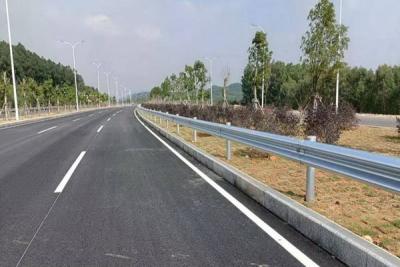 guarda-corpo da rodovia