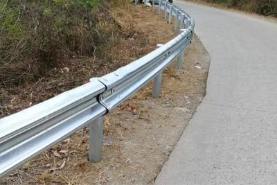 guarda-corpo da rodovia