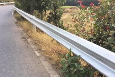 guarda-corpo da rodovia