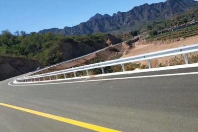 placas de guarda-corpo de rodovia