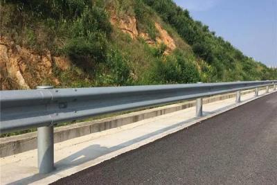 guarda-corpo da rodovia