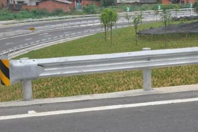 guarda-corpo da rodovia