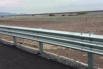 guarda-corpo da rodovia