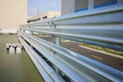 guarda-corpo da rodovia