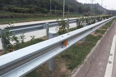 guarda-corpo da rodovia