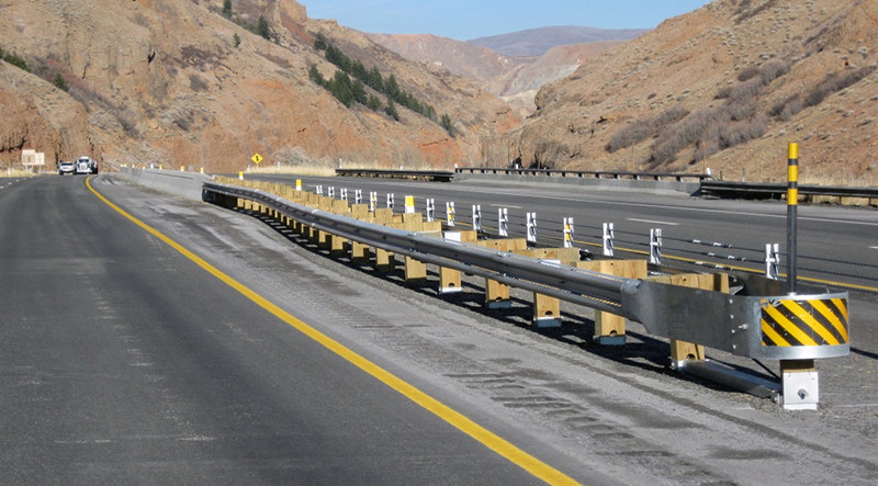 Road traffic guardrail