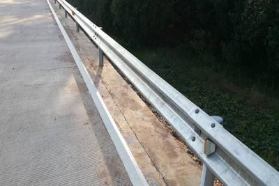 guarda-corpo da rodovia