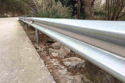 guarda-corpo da rodovia