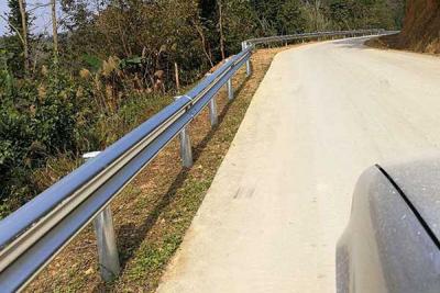 guarda-corpo da rodovia