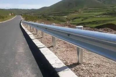 guarda-corpo da rodovia