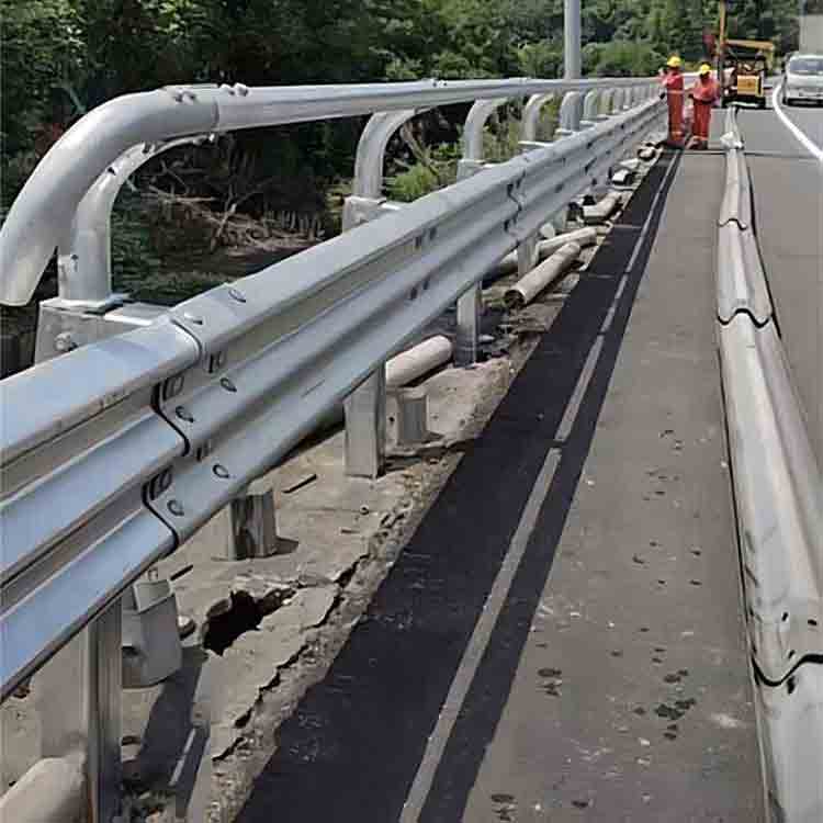 três vigas de guarda-corpo thrie guardrail beam