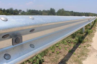 guarda-corpo da rodovia