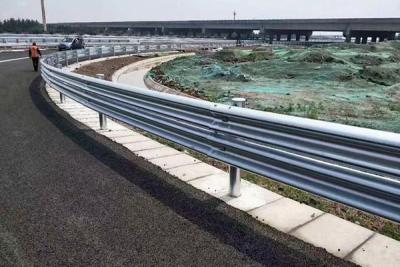 guarda-corpo da rodovia