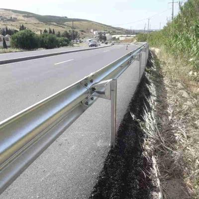 Viga de guarda-corpo com coluna de madeira