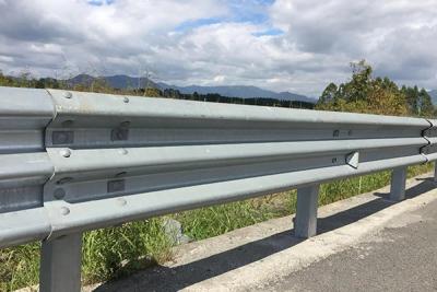 guarda-corpo da rodovia