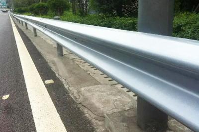 guarda-corpo da rodovia